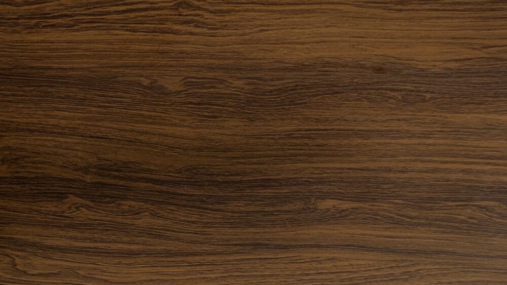 Echec et mat. texture bois noyer carre.2e16d0ba.fill 1000x1000